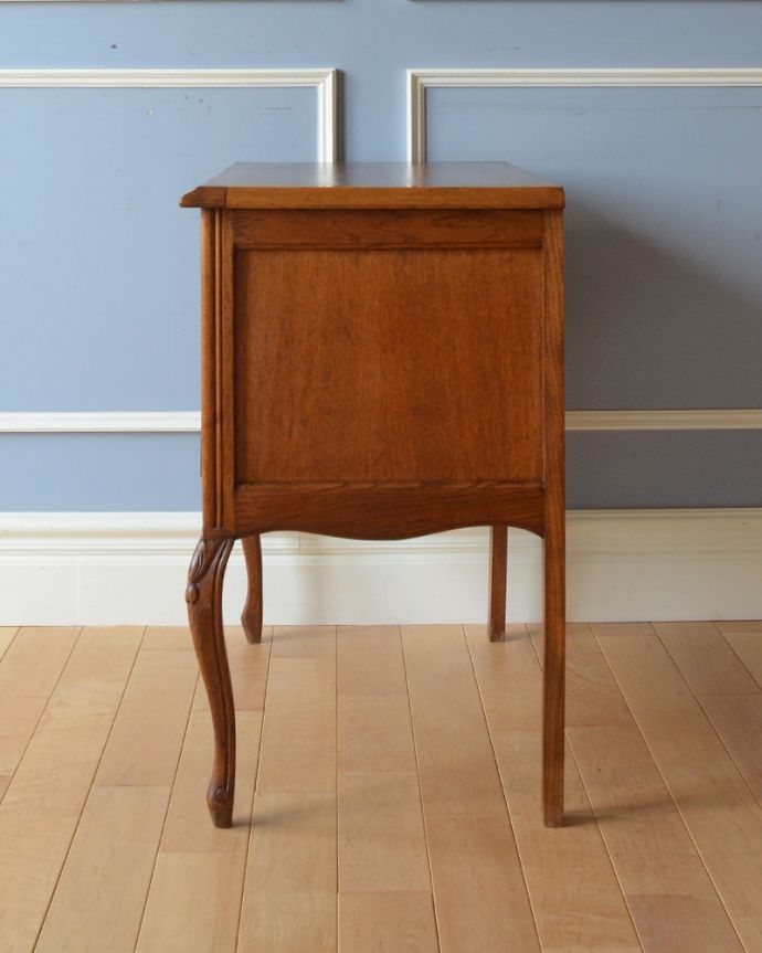 アンティークのチェスト　アンティーク家具　南フランスのアンティーク家具、彫がたっぷりの２段チェスト。小さいながらも隅々までこだわりが感じられ、サイドから見ても美しいです。(j-1767-f)