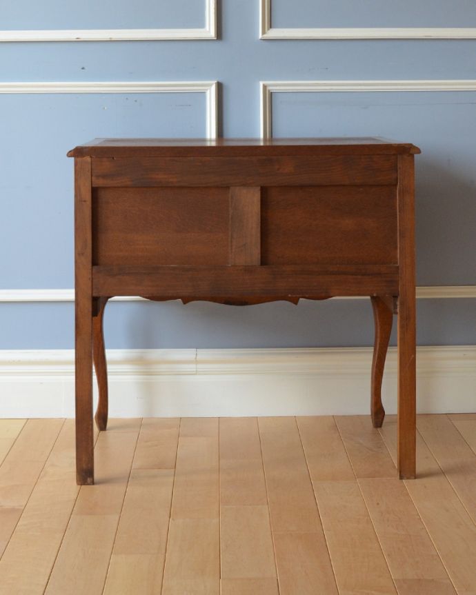 アンティークのチェスト　アンティーク家具　南フランスのアンティーク家具、彫がたっぷりの２段チェスト。キチンとメンテナンスをしているので、裏もキレイな状態です。(j-1767-f)