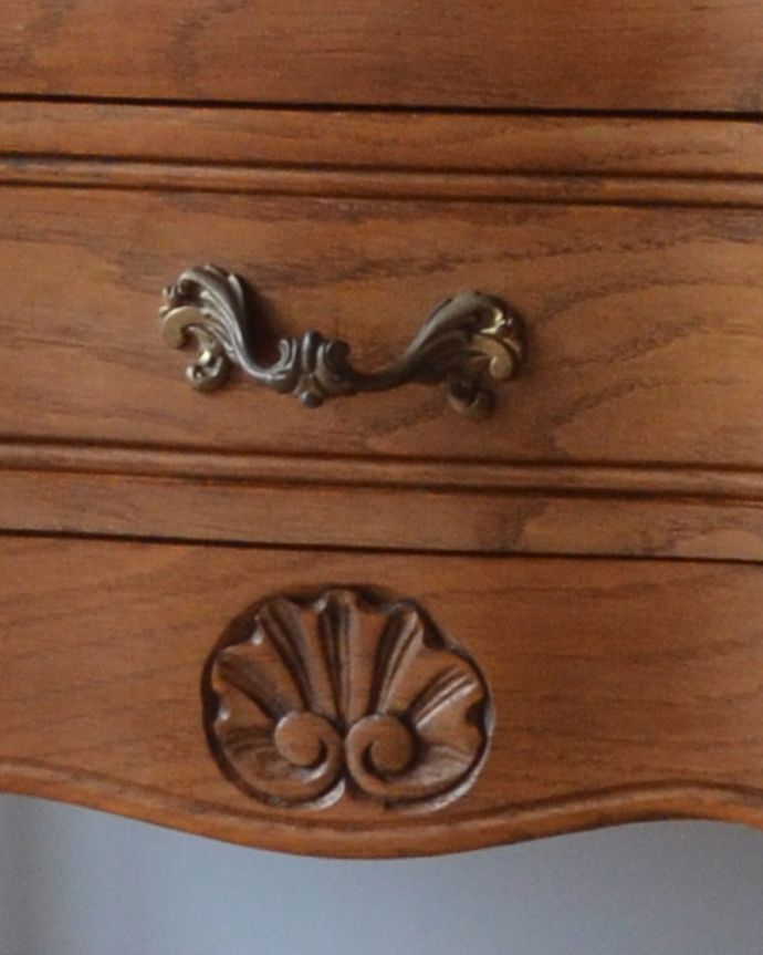 アンティークのチェスト　アンティーク家具　南フランスのアンティーク家具、彫がたっぷりの２段チェスト。引きやすく、デザインがとっても優雅な取っ手。(j-1767-f)