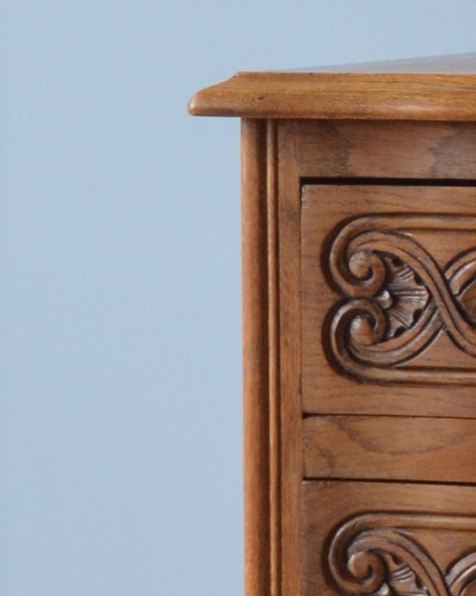 アンティークのチェスト　アンティーク家具　南フランスのアンティーク家具、彫がたっぷりの２段チェスト。角に丸みがあるので小さなお子様がいるお家でも安心です。(j-1767-f)