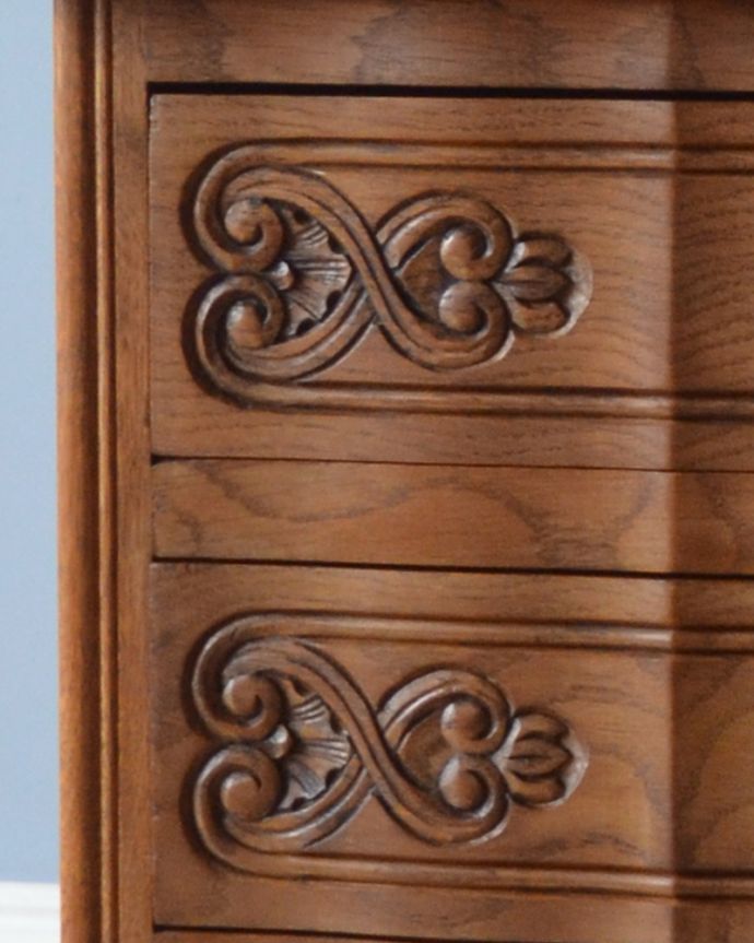 アンティークのチェスト　アンティーク家具　南フランスのアンティーク家具、彫がたっぷりの２段チェスト。高級感のある彫。(j-1767-f)