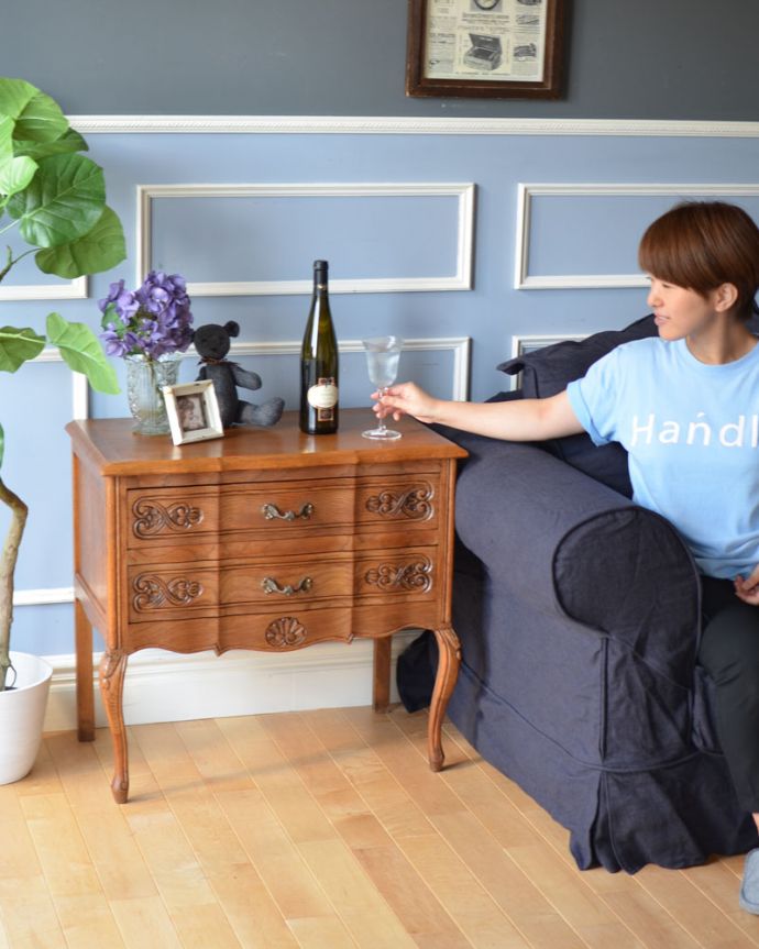 アンティークのチェスト　アンティーク家具　南フランスのアンティーク家具、彫がたっぷりの２段チェスト。脚が長くてカッコイイから、サイドテーブルとしても絵になります。(j-1767-f)