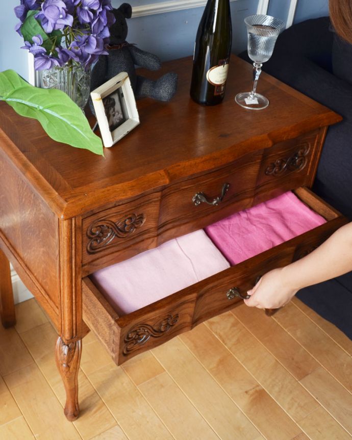 アンティークのチェスト　アンティーク家具　南フランスのアンティーク家具、彫がたっぷりの２段チェスト。もちろん引き出しは実用的にたっぷり収納しましょう。(j-1767-f)