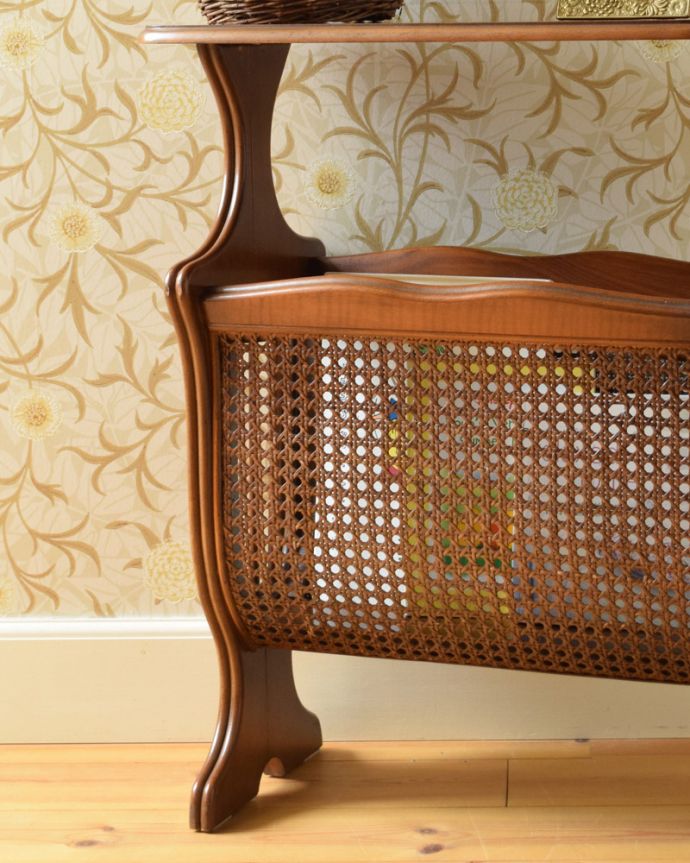 マガジンラック　アンティーク家具　フランスアンティークの小さな収納家具、スラッとしたシルエットが美しい天板付きのマガジンラック。ベッドやソファの横など、どこにでもちょこんと置けるコンパクトサイズで便利です。(j-1768-f)