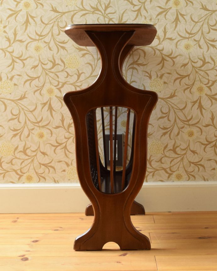 マガジンラック　アンティーク家具　フランスアンティークの小さな収納家具、スラッとしたシルエットが美しい天板付きのマガジンラック。横からみても可愛いポイントが入っていて、お洒落なデザインです。(j-1768-f)