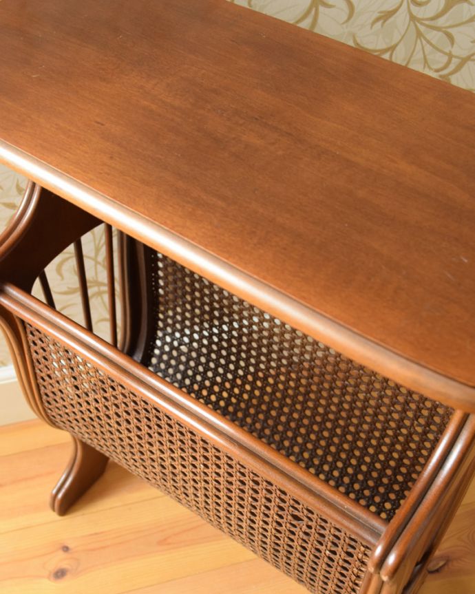 マガジンラック　アンティーク家具　フランスアンティークの小さな収納家具、スラッとしたシルエットが美しい天板付きのマガジンラック。中までしっかりとお手入れしています。(j-1768-f)