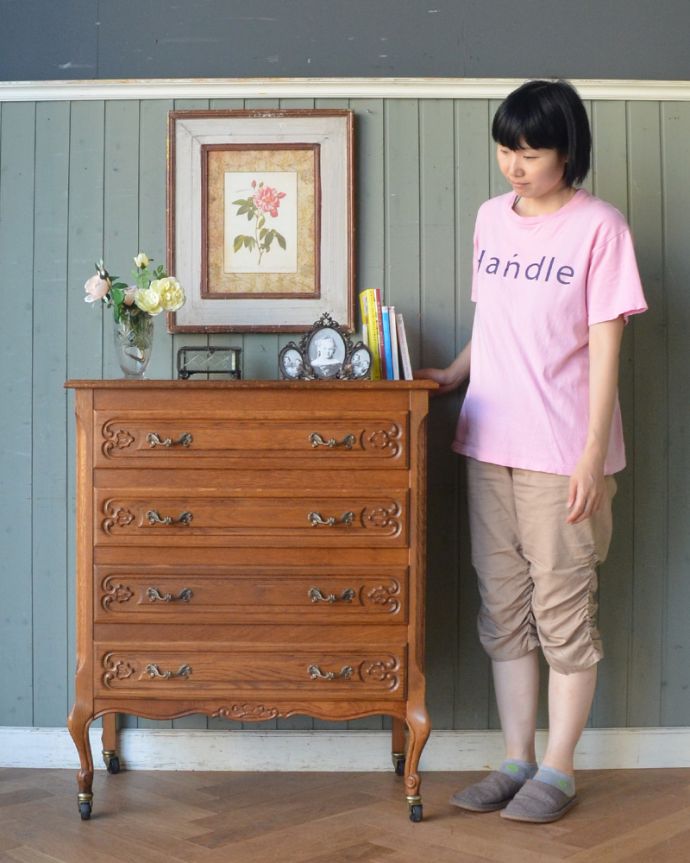 アンティークのチェスト アンティーク家具 フランスで見つけたアンティーク家具、猫脚の実用的なフレンチ4段チェスト。高級感があって女性らしい優しい曲線。(j-1769-f)