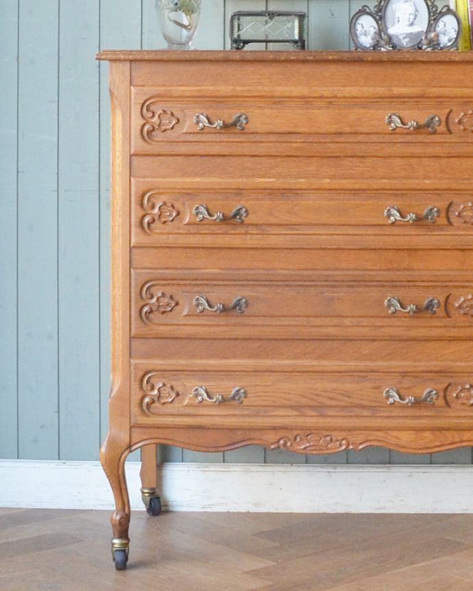 アンティークのチェスト アンティーク家具 フランスで見つけたアンティーク家具、猫脚の実用的なフレンチ4段チェスト。リビングではメモ、リモコン、筆記用具など近くに置いておきたいものを収納しておけばとっても便利ですよ。(j-1769-f)
