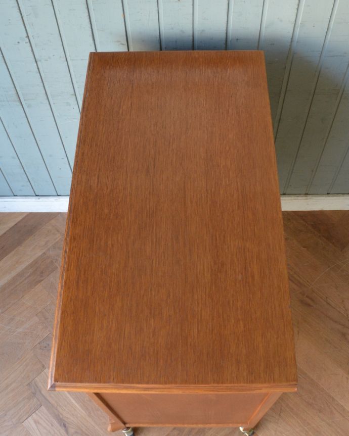 アンティークのチェスト アンティーク家具 フランスで見つけたアンティーク家具、猫脚の実用的なフレンチ4段チェスト。天板も木目がとってもキレイです。(j-1769-f)