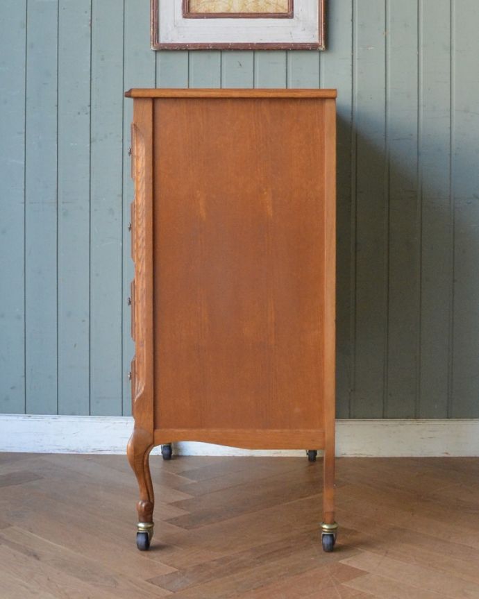 アンティークのチェスト アンティーク家具 フランスで見つけたアンティーク家具、猫脚の実用的なフレンチ4段チェスト。横から見てもステキです。(j-1769-f)