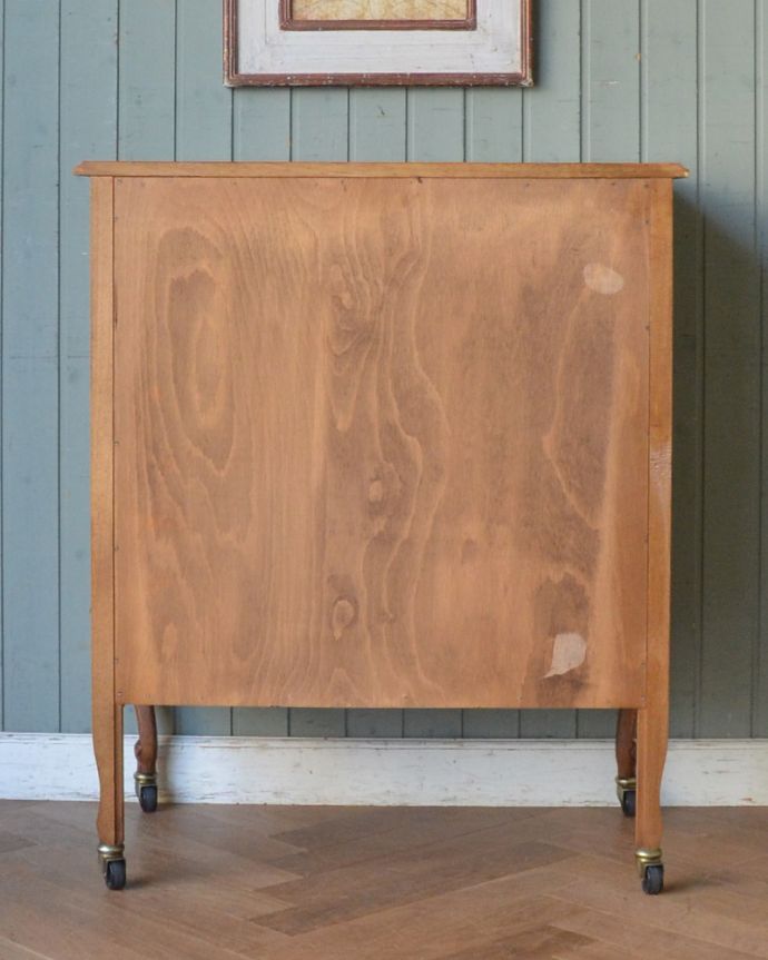 アンティークのチェスト アンティーク家具 フランスで見つけたアンティーク家具、猫脚の実用的なフレンチ4段チェスト。きちんとメンテナンスしてあるので、裏側もキレイです。(j-1769-f)