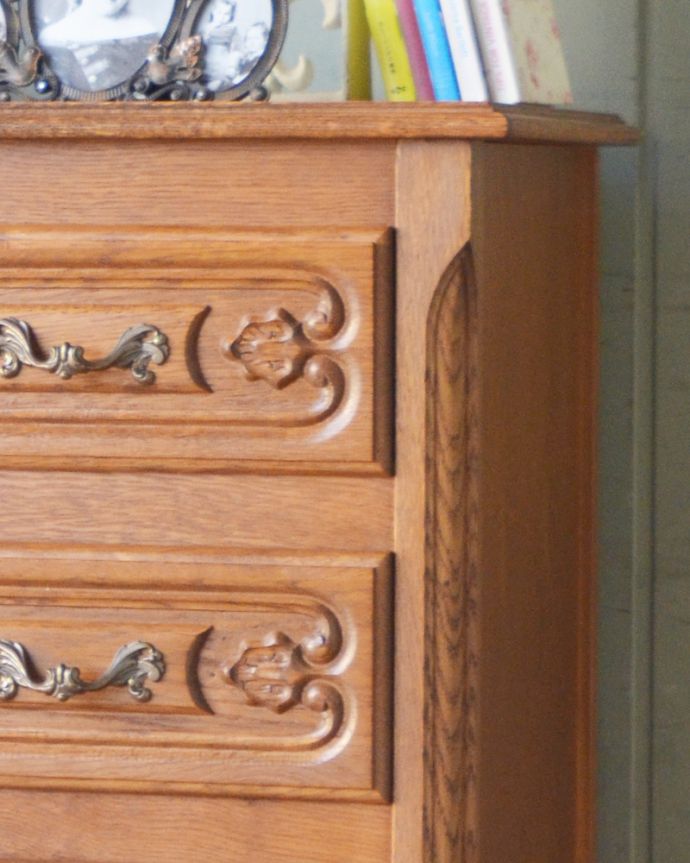 アンティークのチェスト アンティーク家具 フランスで見つけたアンティーク家具、猫脚の実用的なフレンチ4段チェスト。角が丸く仕上がっているので、小さなお子さまがいるご家庭にも使って頂けます。(j-1769-f)