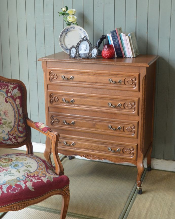 アンティークのチェスト アンティーク家具 フランスで見つけたアンティーク家具、猫脚の実用的なフレンチ4段チェスト。フランスと日本をミックスしたノスタルジックなスタイル猫脚の家具と畳のコラボは全然違うスタイルなのに、意外にも相性バッチリ。(j-1769-f)