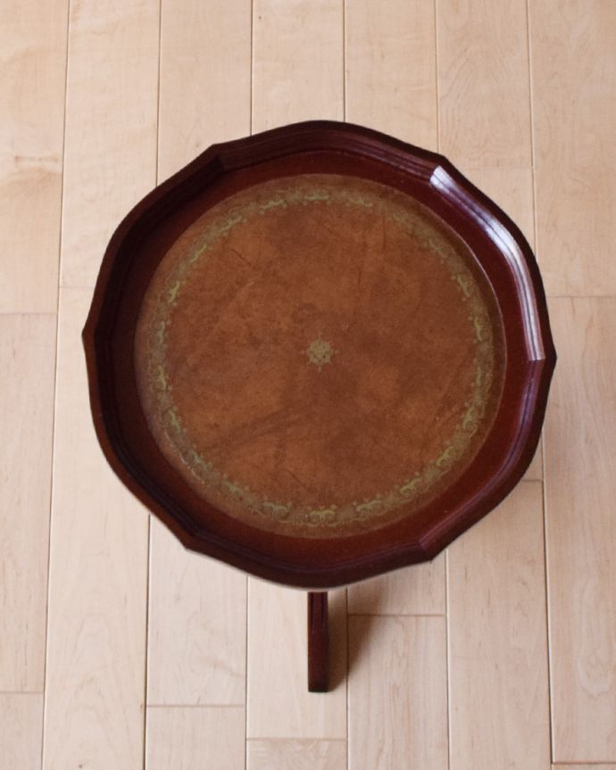 ロイドテーブル　アンティーク家具　イギリスアンティーク家具、高級感が感じられる天板のワインテーブル（オケージョナルテーブル）。レザーが貼られた天板からは、高級感が感じられます。(j-1770-f)