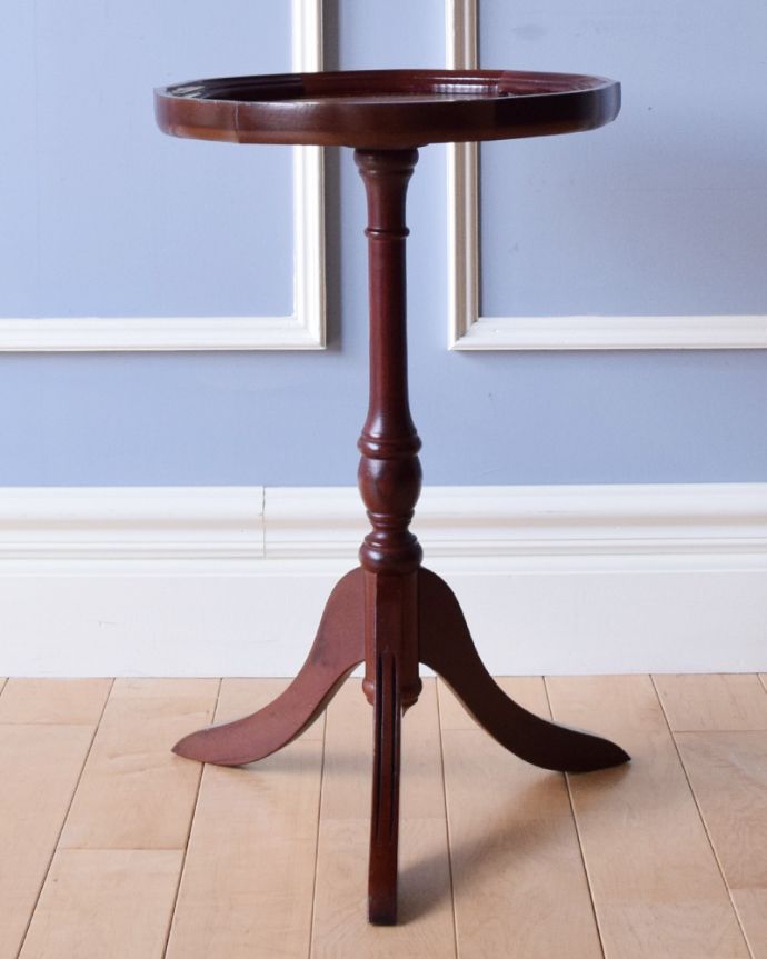 ロイドテーブル　アンティーク家具　イギリスアンティーク家具、高級感が感じられる天板のワインテーブル（オケージョナルテーブル）。１つ１つキレイな装飾には、思わずうっとりしてしまいます。(j-1770-f)