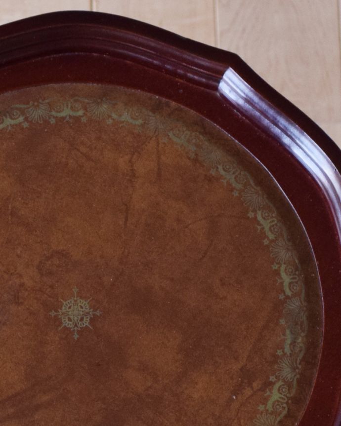 ロイドテーブル　アンティーク家具　イギリスアンティーク家具、高級感が感じられる天板のワインテーブル（オケージョナルテーブル）。縁どりのカッティングがとっても優雅。(j-1770-f)