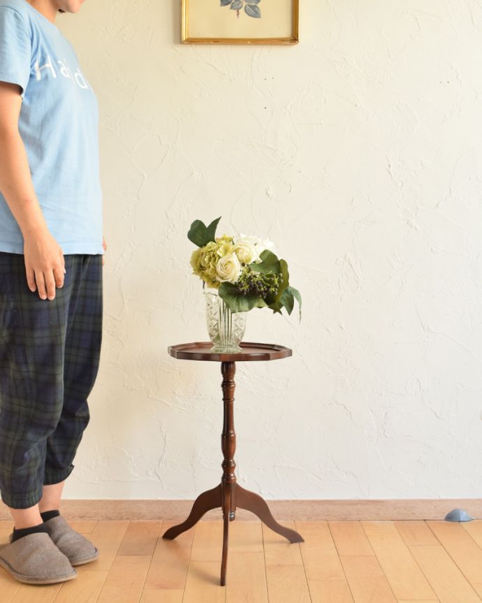 ロイドテーブル アンティーク家具 初めてのアンティーク家具にオススメ、ブラウンの革張りのワインテーブル(オケージョナルテーブル)。玄関で花器を飾ったり、ソファの前に持ってくれば、ちょうどいいサイドテーブルに。(j-1771-f)