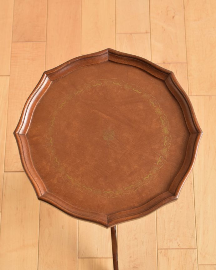 ロイドテーブル アンティーク家具 初めてのアンティーク家具にオススメ、ブラウンの革張りのワインテーブル(オケージョナルテーブル)。天板は、革張りで高級感があります。(j-1771-f)