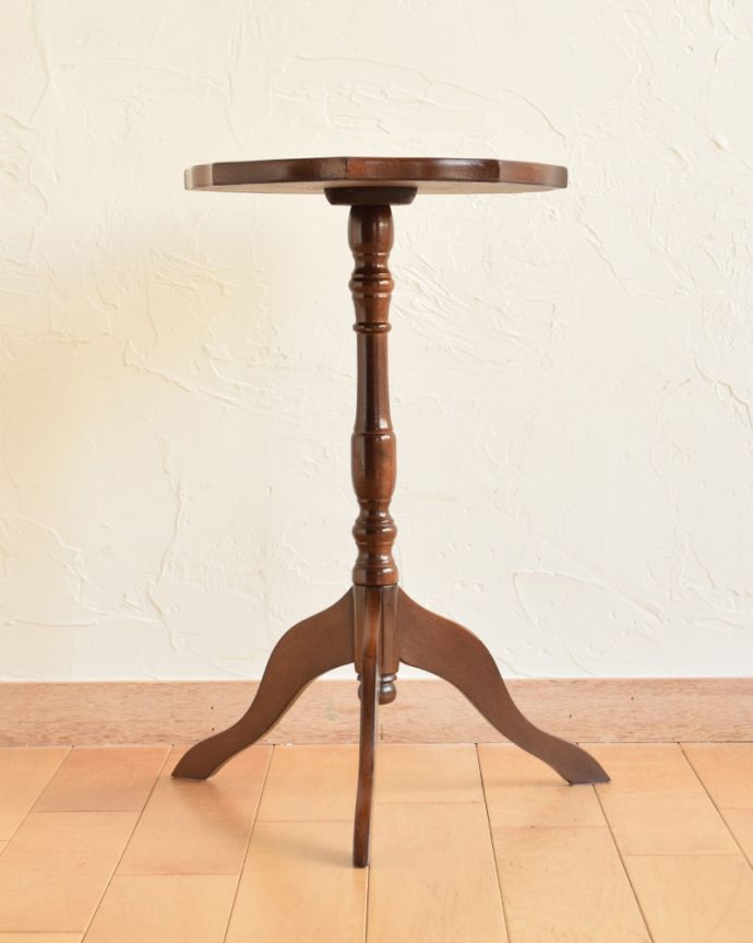 ロイドテーブル アンティーク家具 初めてのアンティーク家具にオススメ、ブラウンの革張りのワインテーブル(オケージョナルテーブル)。高級感のある彫りのデザインと脚先の優雅なカーブが自慢のテーブルです。(j-1771-f)