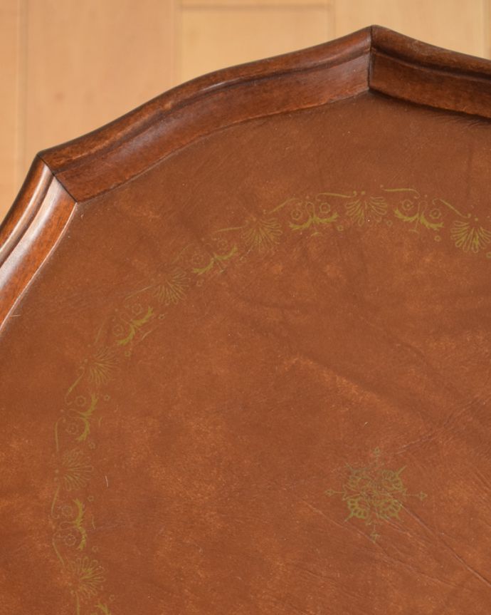 ロイドテーブル アンティーク家具 初めてのアンティーク家具にオススメ、ブラウンの革張りのワインテーブル(オケージョナルテーブル)。アンティークは新品ではないので、経年変化によるキズはありますが、専門の職人によって目立たないようにキレイにお直しをしています。(j-1771-f)