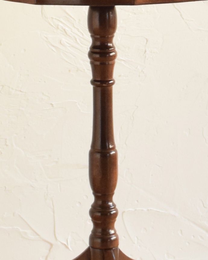 ロイドテーブル アンティーク家具 初めてのアンティーク家具にオススメ、ブラウンの革張りのワインテーブル(オケージョナルテーブル)。1つ1つキレイな装飾には、思わずうっとりしてしまいます。(j-1771-f)