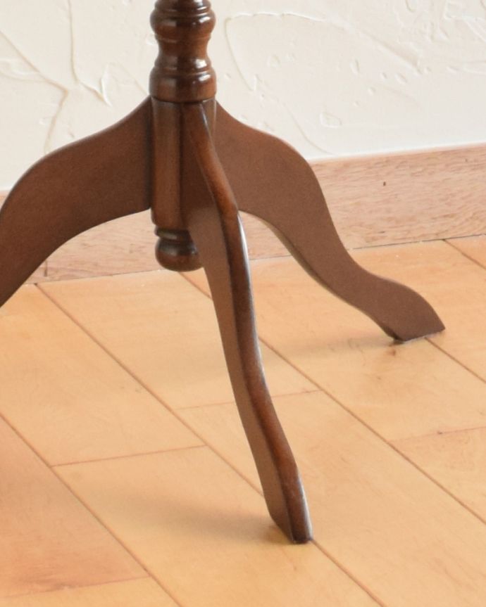 ロイドテーブル アンティーク家具 初めてのアンティーク家具にオススメ、ブラウンの革張りのワインテーブル(オケージョナルテーブル)。脚先までこだわっています。(j-1771-f)