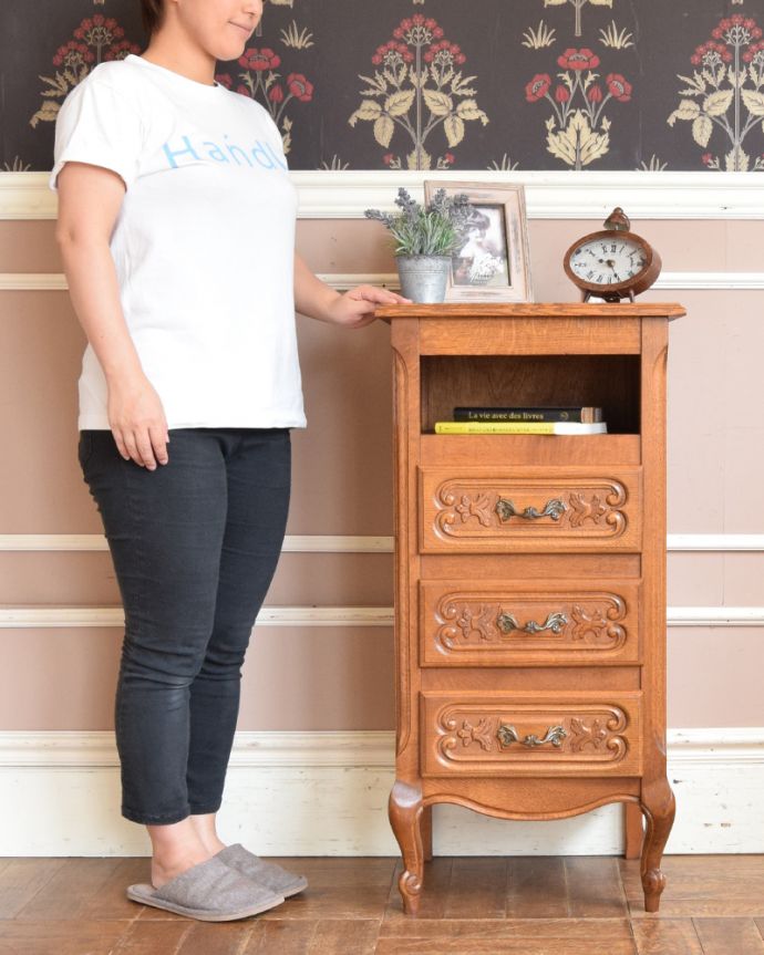 アンティークのチェスト　アンティーク家具　アンティークのフランス家具、オープンスペース付きの３段チェスト（ナイトテーブル）。よく使う日用品を入れてリビングに飾ったり、ベッドサイドなど寝室にもよく合います。(j-1774-f)