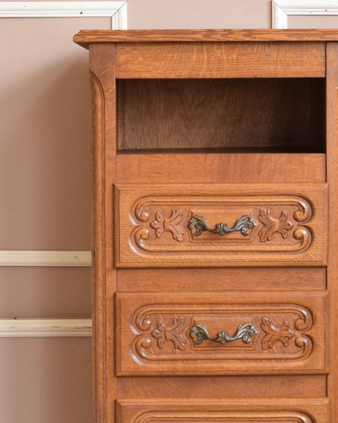 アンティークのチェスト　アンティーク家具　アンティークのフランス家具、オープンスペース付きの３段チェスト（ナイトテーブル）。リビングではメモ、リモコン、筆記用具など近くに置いておきたいものを収納しておけばとっても便利ですよ。(j-1774-f)