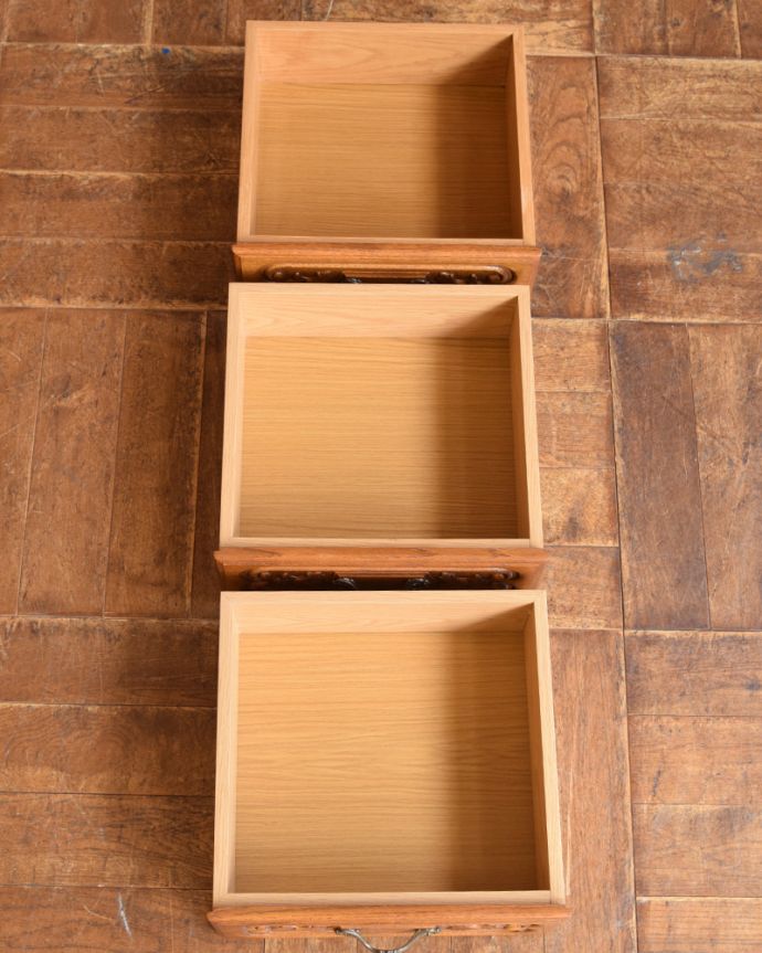 アンティークのチェスト　アンティーク家具　アンティークのフランス家具、オープンスペース付きの３段チェスト（ナイトテーブル）。引き出しは全部で３杯付いています。(j-1774-f)