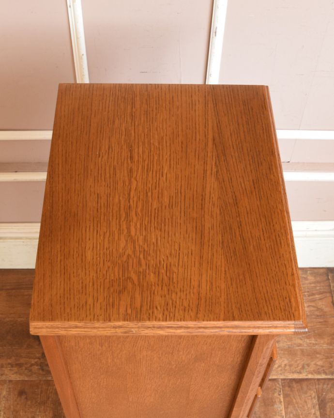 アンティークのチェスト　アンティーク家具　アンティークのフランス家具、オープンスペース付きの３段チェスト（ナイトテーブル）。天板もキレイに仕上げました。(j-1774-f)