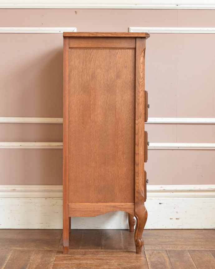 アンティークのチェスト　アンティーク家具　アンティークのフランス家具、オープンスペース付きの３段チェスト（ナイトテーブル）。落ち着きのある明るい茶色。(j-1774-f)