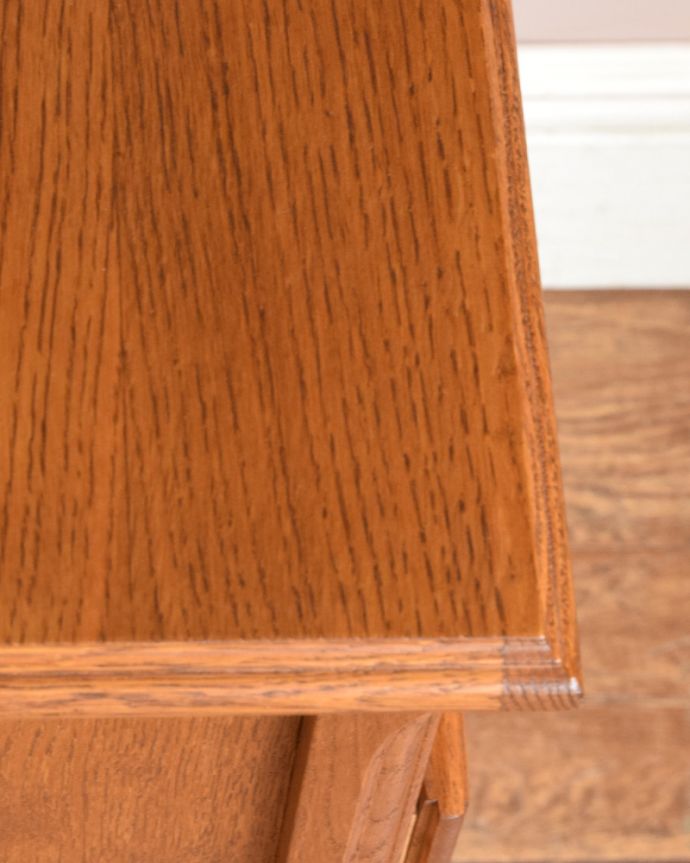 アンティークのチェスト　アンティーク家具　アンティークのフランス家具、オープンスペース付きの３段チェスト（ナイトテーブル）。天板の縁取りも美しく見えるように、カッティングを刻んでいます。(j-1774-f)