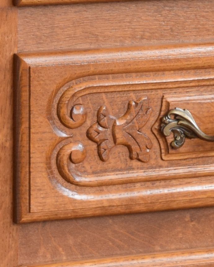 アンティークのチェスト　アンティーク家具　アンティークのフランス家具、オープンスペース付きの３段チェスト（ナイトテーブル）。上から下まで美しい彫がふんだんに施されています。(j-1774-f)