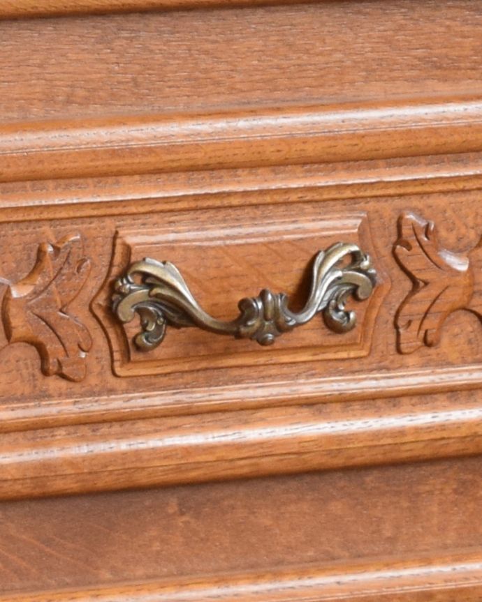 アンティークのチェスト　アンティーク家具　アンティークのフランス家具、オープンスペース付きの３段チェスト（ナイトテーブル）。アンティークならではの高級感のある取っ手。(j-1774-f)