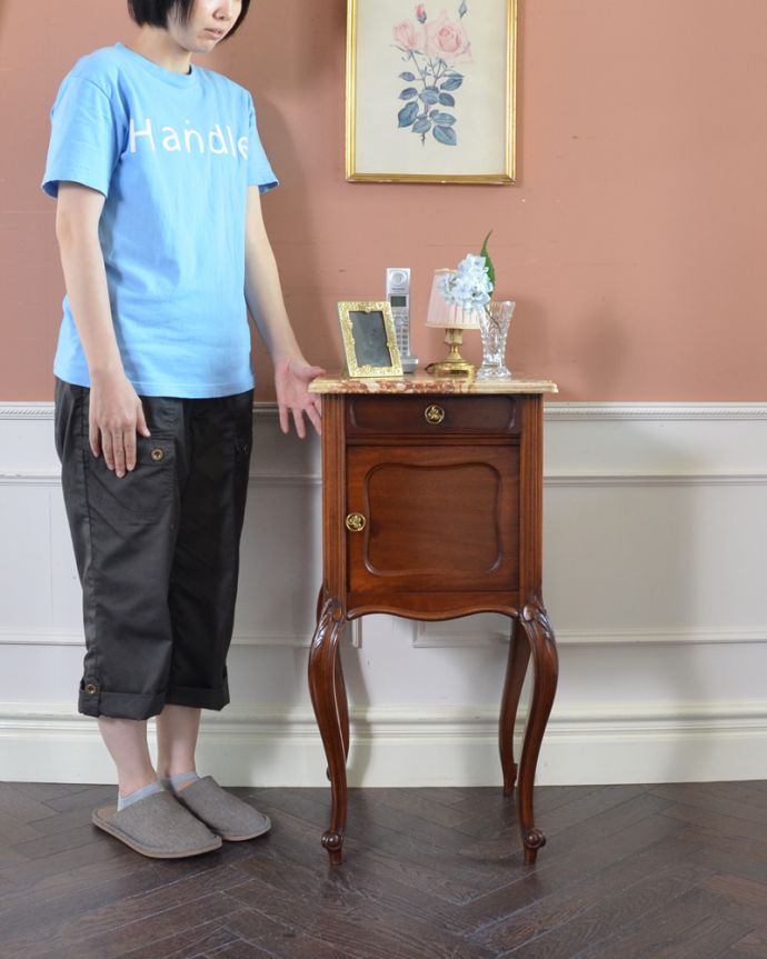 アンティークのキャビネット　アンティーク家具　フランスのアンティーク家具、マーブル模様の大理石天板のナイトテーブル。サイドテーブルにも最適！使いたいときに使いたいところに持ってこられる気軽さが魅力です。(j-1775-f)