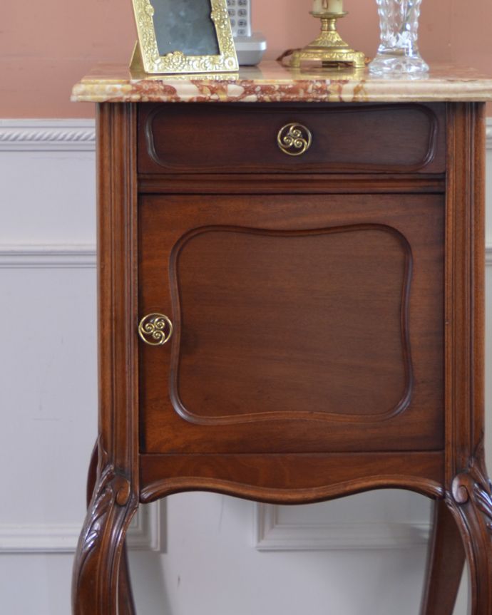 アンティークのキャビネット　アンティーク家具　フランスのアンティーク家具、マーブル模様の大理石天板のナイトテーブル。引出しの中には、細々としたものを収納してくださいね。(j-1775-f)