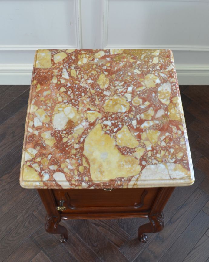 アンティークのキャビネット　アンティーク家具　フランスのアンティーク家具、マーブル模様の大理石天板のナイトテーブル。天板は大理石です。(j-1775-f)