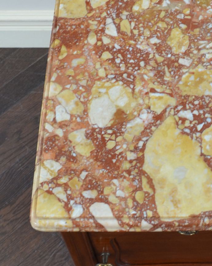 アンティークのキャビネット　アンティーク家具　フランスのアンティーク家具、マーブル模様の大理石天板のナイトテーブル。華やかな色味の大理石。(j-1775-f)