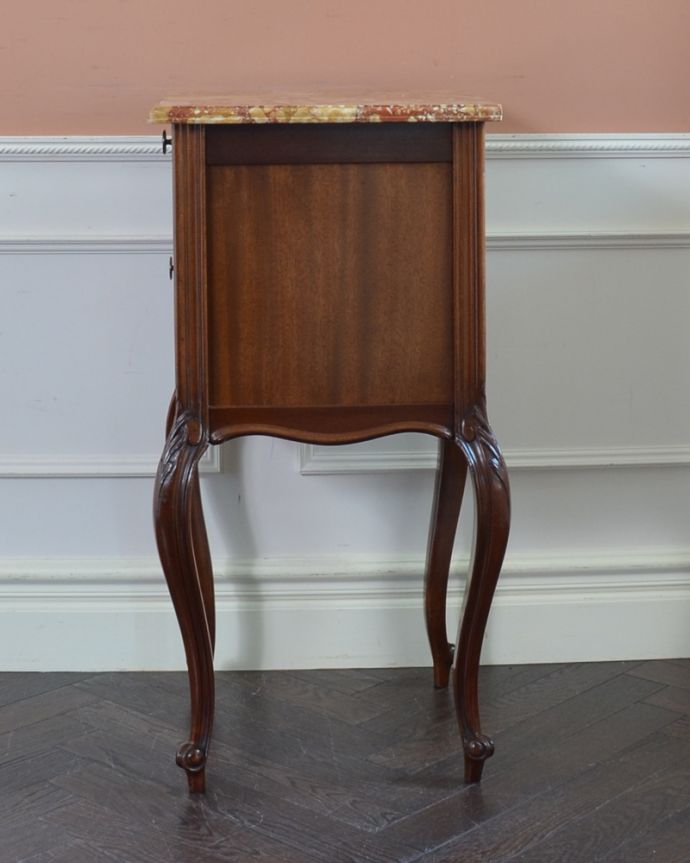 アンティークのキャビネット　アンティーク家具　フランスのアンティーク家具、マーブル模様の大理石天板のナイトテーブル。サイドもキレイな状態です。(j-1775-f)