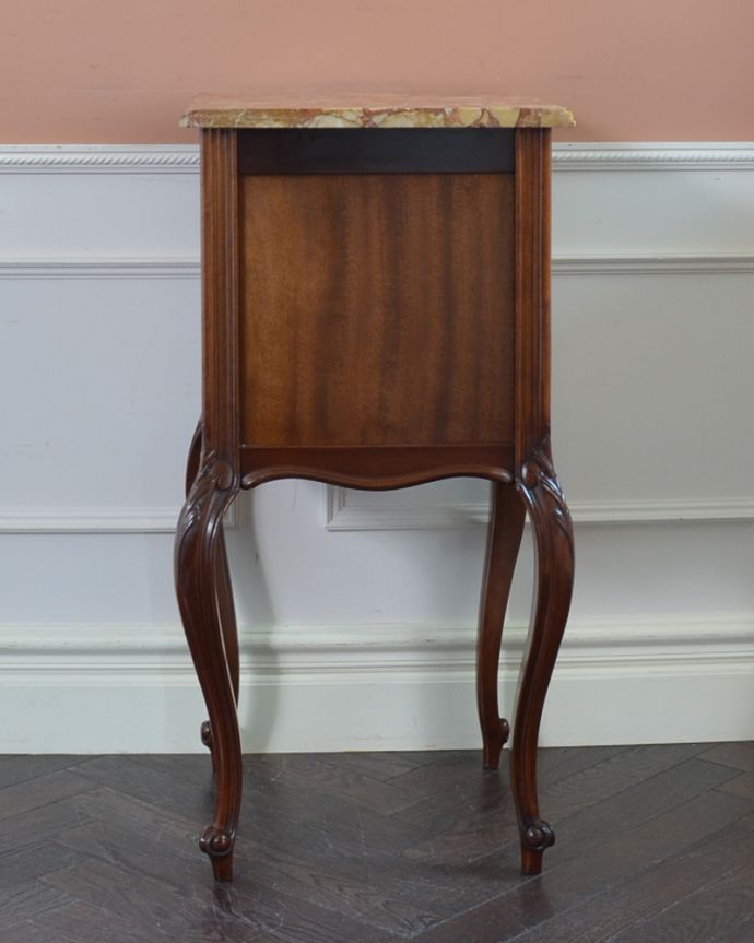 アンティークのキャビネット　アンティーク家具　フランスのアンティーク家具、マーブル模様の大理石天板のナイトテーブル。きちんとメンテナンスしてあるので、裏側もキレイです。(j-1775-f)