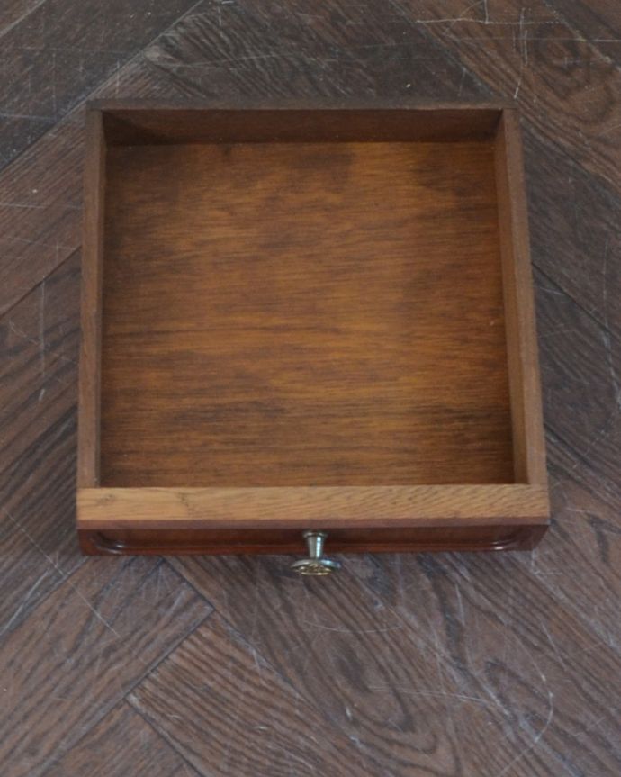 アンティークのキャビネット　アンティーク家具　フランスのアンティーク家具、マーブル模様の大理石天板のナイトテーブル。引き出しが１杯付いています。(j-1775-f)