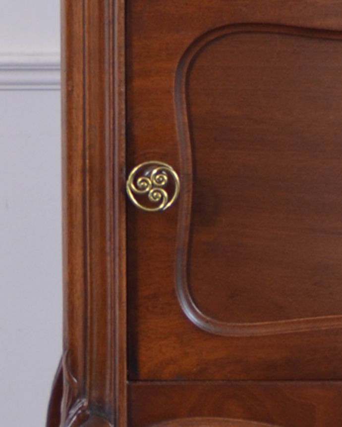 アンティークのキャビネット　アンティーク家具　フランスのアンティーク家具、マーブル模様の大理石天板のナイトテーブル。アンティークならではの美しい装飾の取っ手です。(j-1775-f)