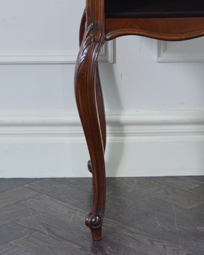 アンティークのキャビネット　アンティーク家具　フランスのアンティーク家具、マーブル模様の大理石天板のナイトテーブル。装飾も美しいスラリと伸びた美しい脚。(j-1775-f)