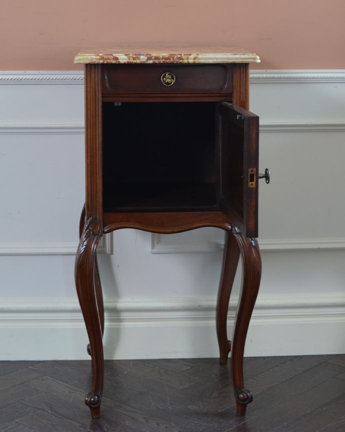 アンティークのキャビネット　アンティーク家具　フランスのアンティーク家具、マーブル模様の大理石天板のナイトテーブル。文庫本や漫画、リモコンなど近くに置いておきたいものを収納しておけばとっても便利ですよ。(j-1775-f)