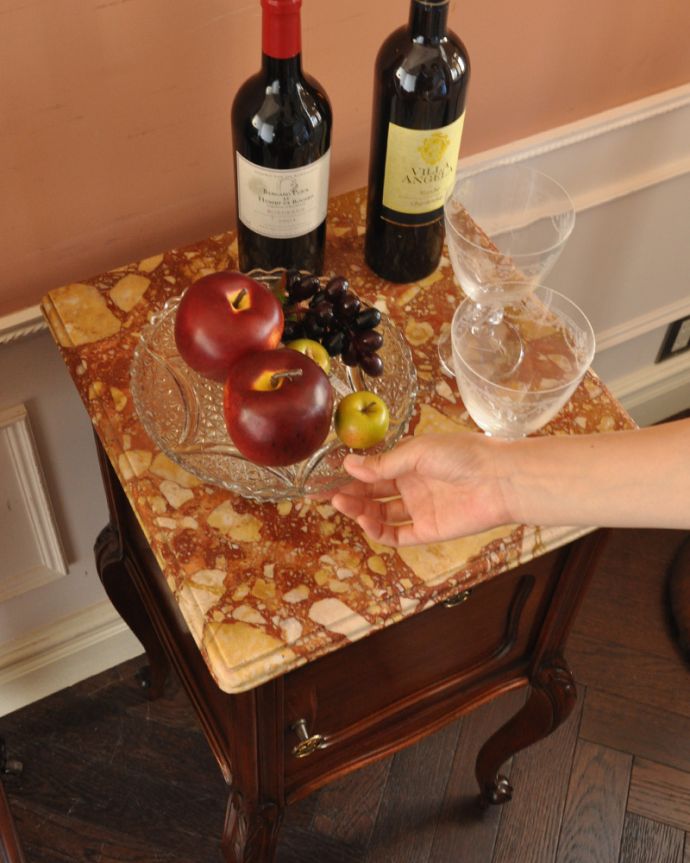 アンティークのキャビネット　アンティーク家具　フランスのアンティーク家具、マーブル模様の大理石天板のナイトテーブル。大理石の天板はサイドテーブルにもなります。(j-1775-f)