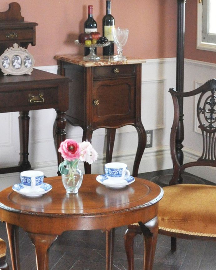 アンティークのキャビネット　アンティーク家具　フランスのアンティーク家具、マーブル模様の大理石天板のナイトテーブル。小さくても優雅な脚で存在感バッチリのキャビネットどんな場所でも置けるコンパクトなサイズ。(j-1775-f)