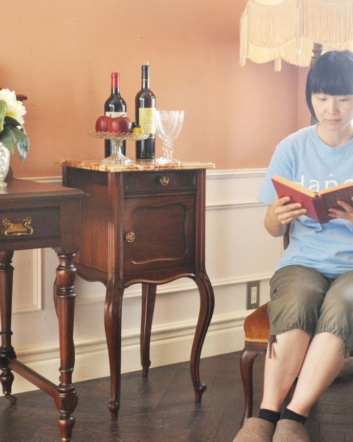 アンティークのキャビネット　アンティーク家具　フランスのアンティーク家具、マーブル模様の大理石天板のナイトテーブル。天然大理石だからサイドテーブルにもピッタリ華やかなカラーの大理石は、インテリアのアクセントになることはもちろん、実用性も兼ねています。(j-1775-f)