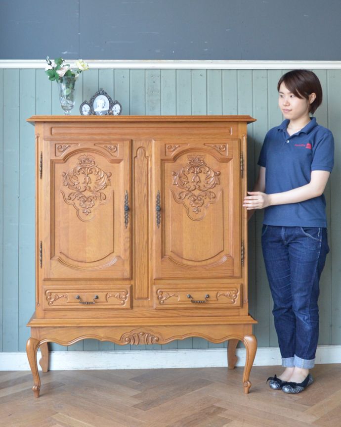 アンティークのキャビネット アンティーク家具 フランス輸入のアンティーク家具、扉の華やかな彫りの木製キャビネット。美しい彫で存在感があるキャビネット。(j-1776-f)