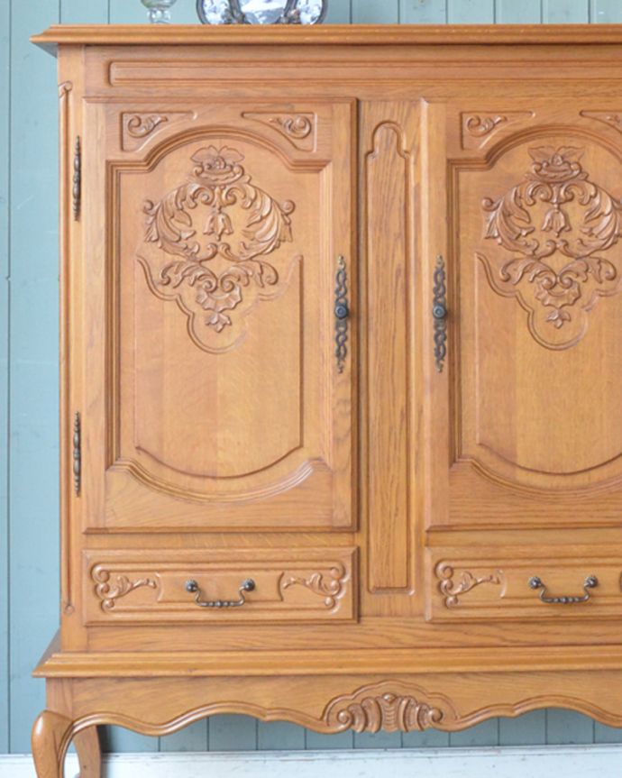 アンティークのキャビネット アンティーク家具 フランス輸入のアンティーク家具、扉の華やかな彫りの木製キャビネット。繊細で高級感たっぷりの扉の彫り。(j-1776-f)