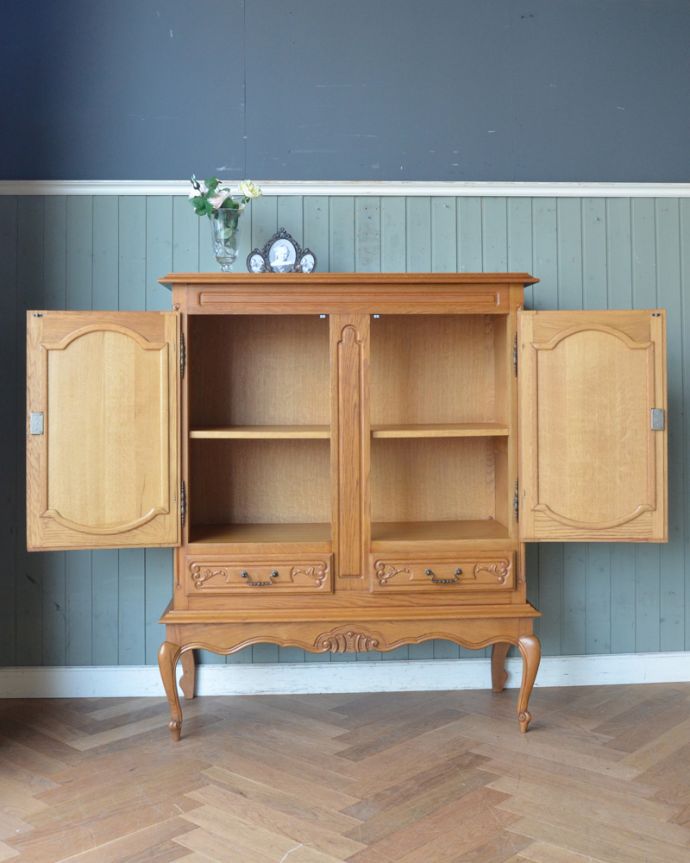 アンティークのキャビネット アンティーク家具 フランス輸入のアンティーク家具、扉の華やかな彫りの木製キャビネット。棚板があるので整理しやすいです。(j-1776-f)